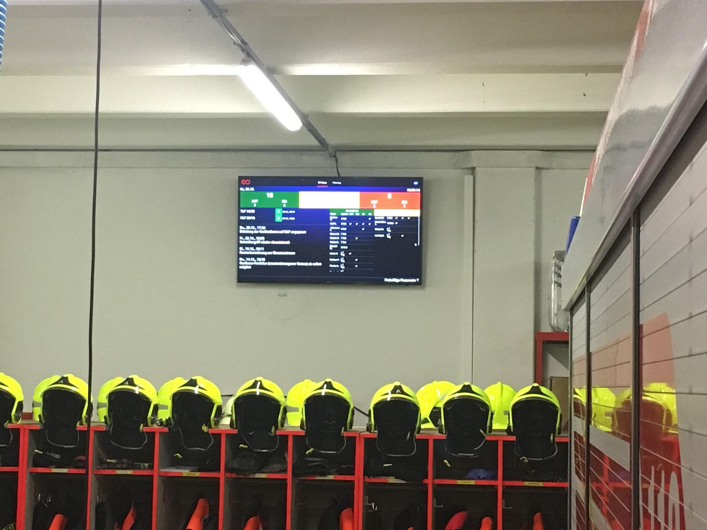 Alarm-Monitor FF Teising - Umkleide Fahrzeughalle Wandhalterung